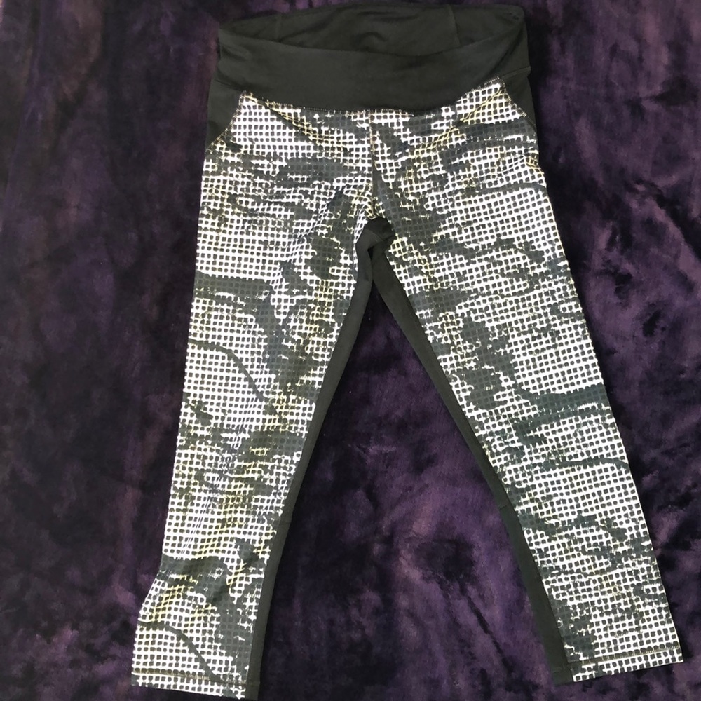 Under Armour fitted heat gear workout capris.